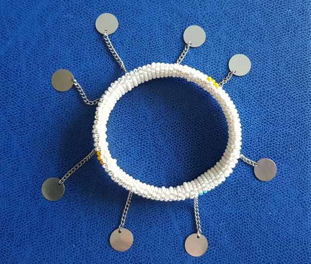 bracciale di perline bianco rigido