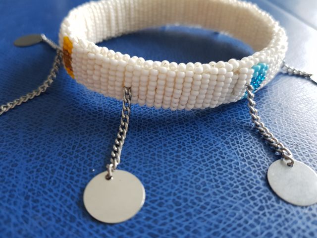 bracciale di perline bianco rigido