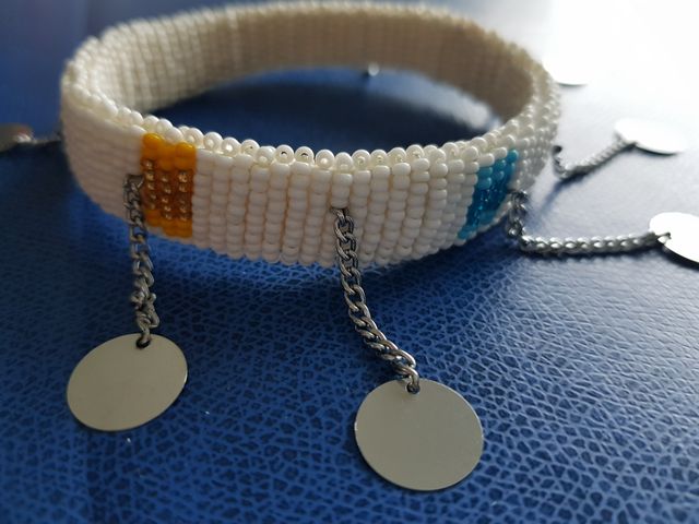 bracciale di perline bianco rigido