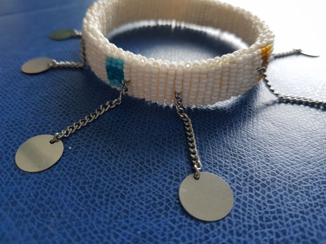 bracciale di perline bianco rigido