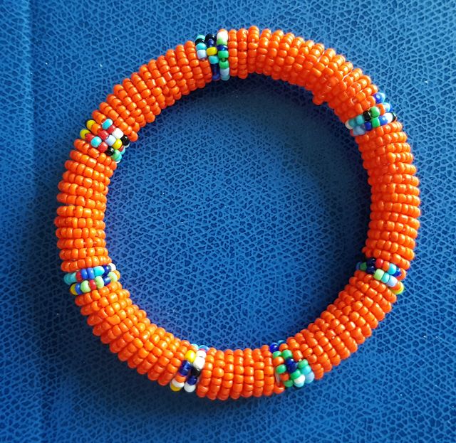 bracciale di perline arancione rigido