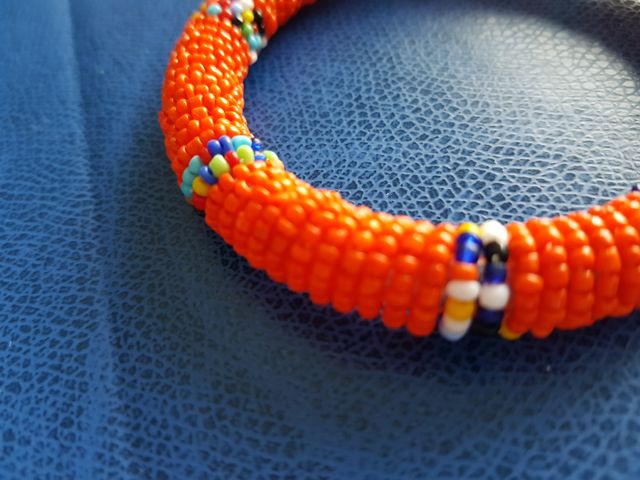 bracciale di perline arancione rigido