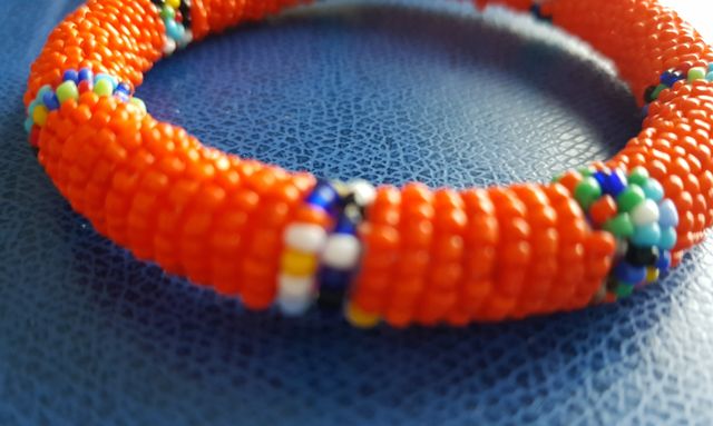 bracciale di perline arancione rigido