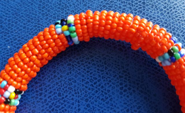 bracciale di perline arancione rigido