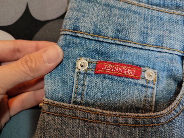 Falda vaquera por la rodilla