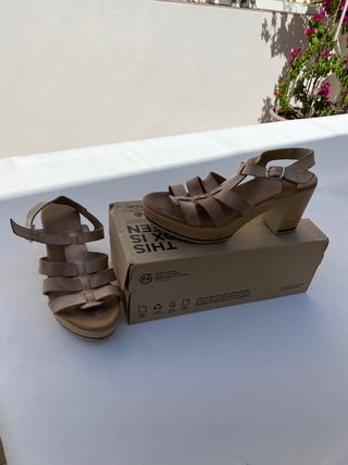 Sandalias de tiras piel con tacón de madera