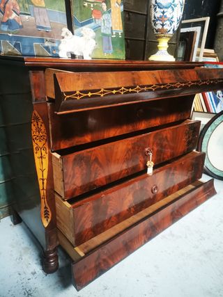Cómoda cajonera. Antigua.