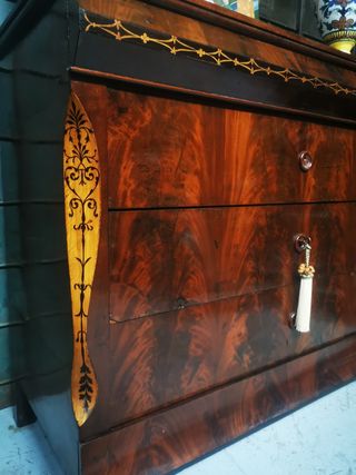 Cómoda cajonera. Antigua.