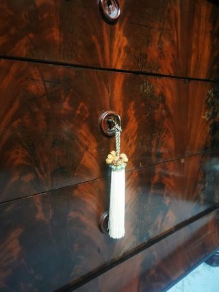 Cómoda cajonera. Antigua.