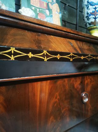 Cómoda cajonera. Antigua.