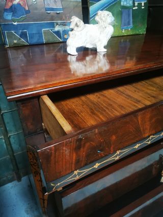 Cómoda cajonera. Antigua.