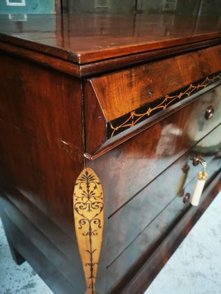 Cómoda cajonera. Antigua.