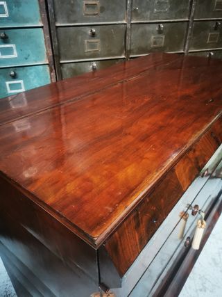 Cómoda cajonera. Antigua.