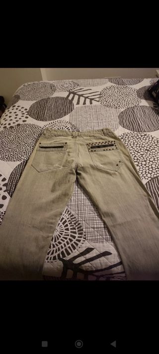 Pantalón vaquero con tachuelas 
