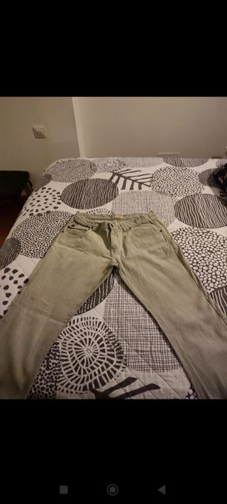 Pantalón vaquero con tachuelas 