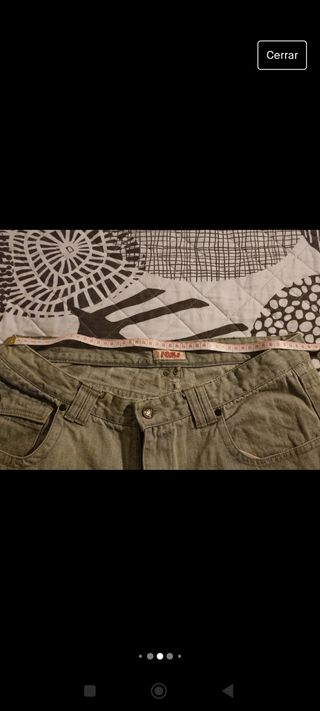 Pantalón vaquero con tachuelas 