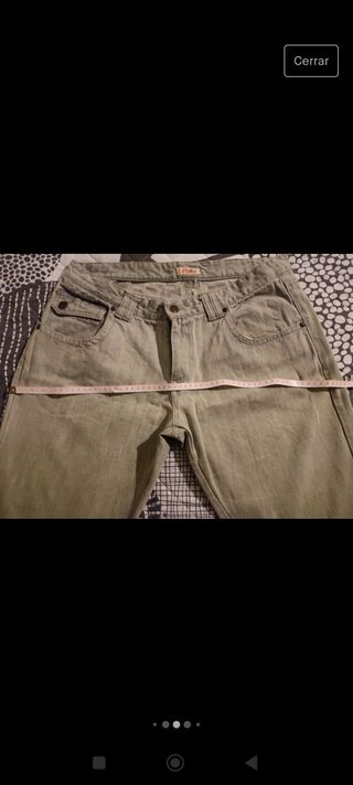 Pantalón vaquero con tachuelas 