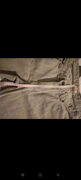 Pantalón vaquero con tachuelas 