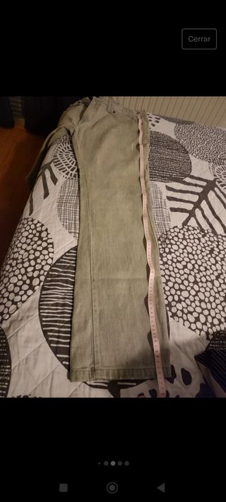 Pantalón vaquero con tachuelas 