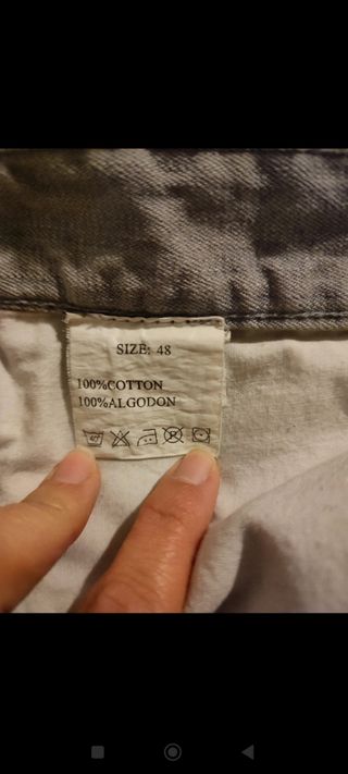 Pantalón vaquero con tachuelas 