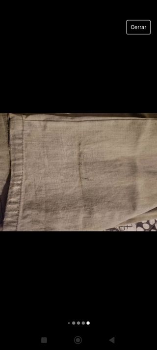 Pantalón vaquero con tachuelas 