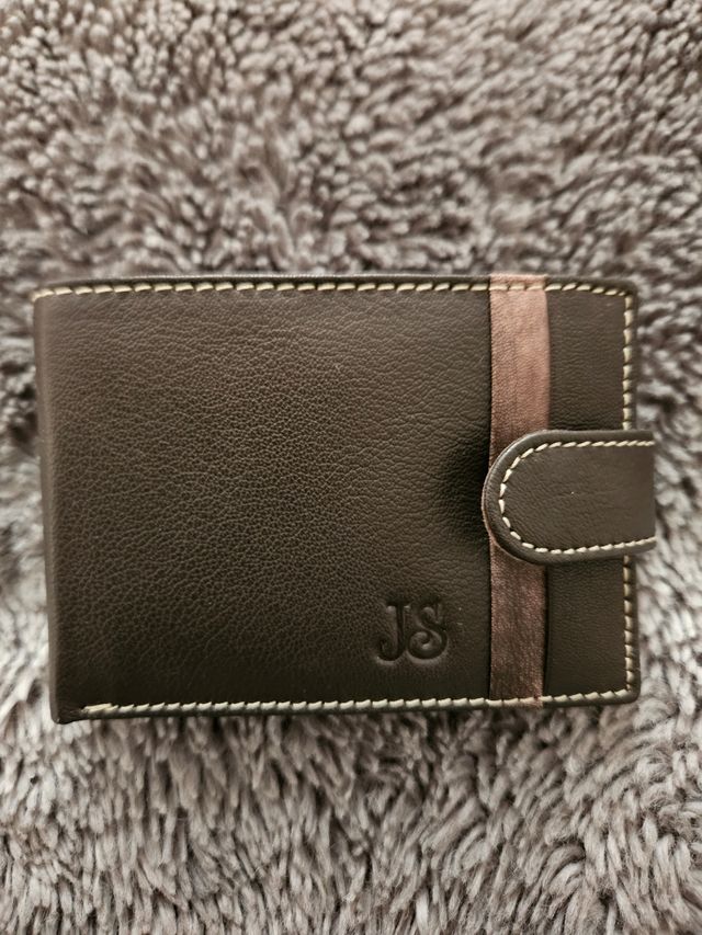 Cartera de piel nueva.