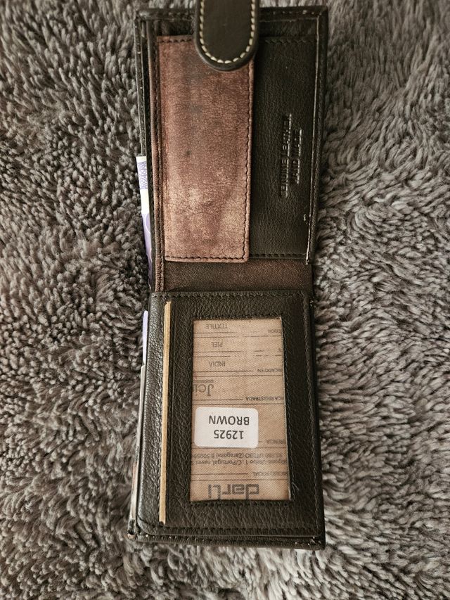 Cartera de piel nueva.