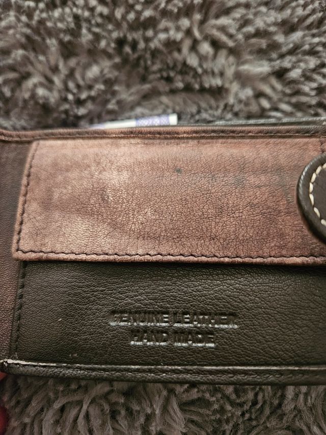 Cartera de piel nueva.