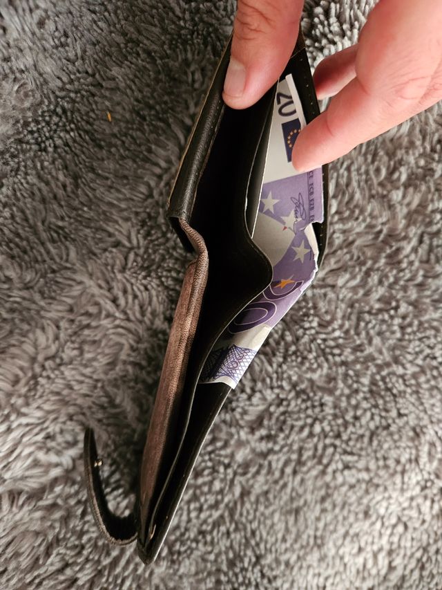 Cartera de piel nueva.