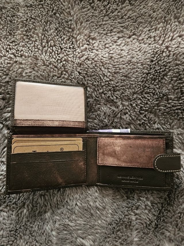 Cartera de piel nueva.