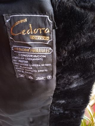 Abrigo piel negra de borrego rizado