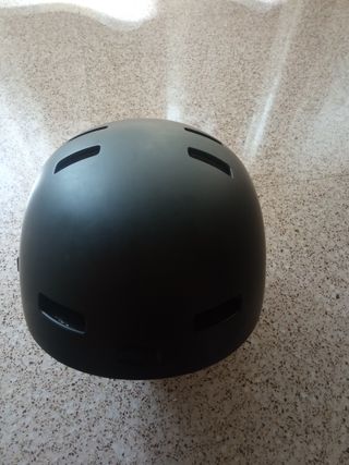 Casco BMX . Marca Bell. Regulable. Negro Mate .