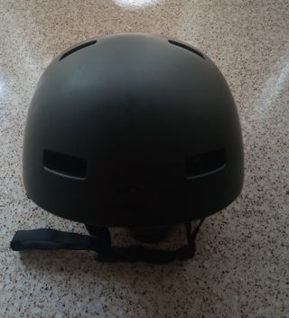 Casco BMX . Marca Bell. Regulable. Negro Mate .