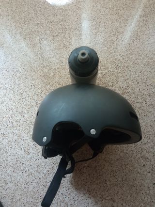Casco BMX . Marca Bell. Regulable. Negro Mate .