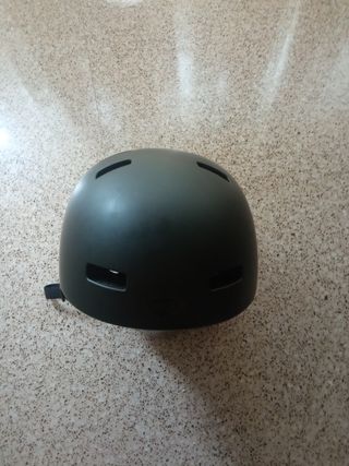 Casco BMX . Marca Bell. Regulable. Negro Mate .
