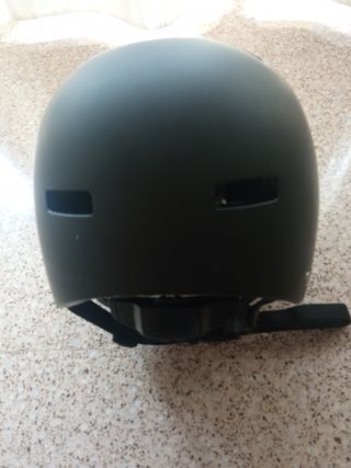 Casco BMX . Marca Bell. Regulable. Negro Mate .