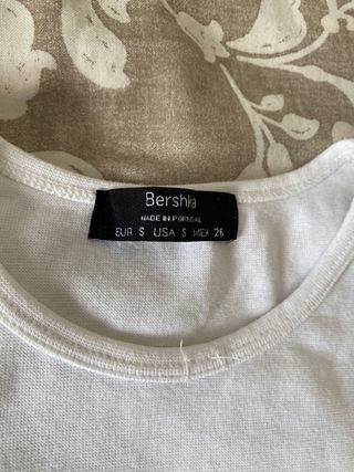 top blanco ajustado con ilustracion