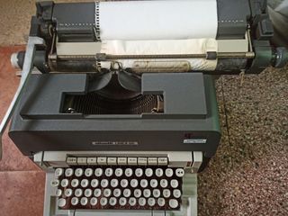 Maquina de escribir antigua