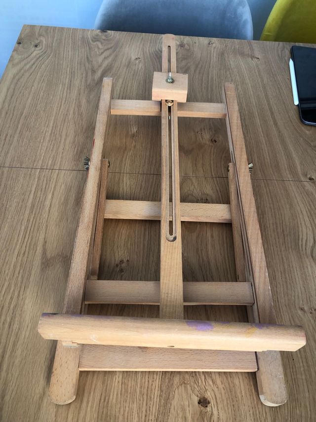 Caballete de pintura portatil plegable de madera.