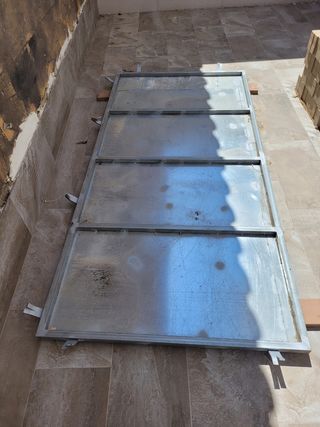 Puerta corredera con cristal Ahumado costó 1500