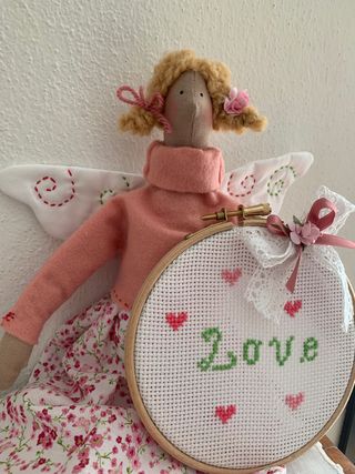 bambola angelo Tilda con telaio ricamato .