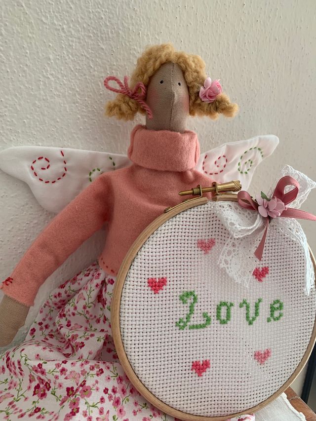 bambola angelo Tilda con telaio ricamato .