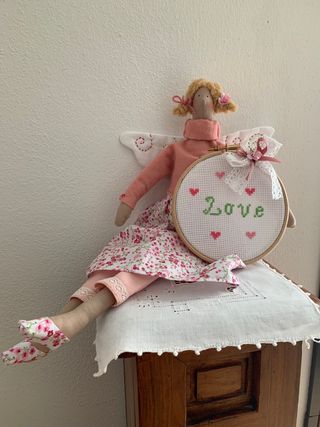 bambola angelo Tilda con telaio ricamato .