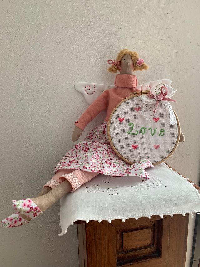 bambola angelo Tilda con telaio ricamato .