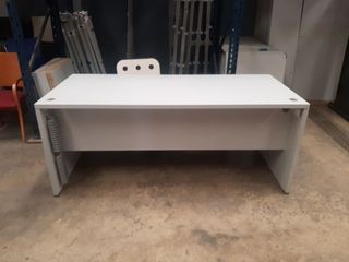 Mesa escritorio despacho con ala y faldón. Ref M62
