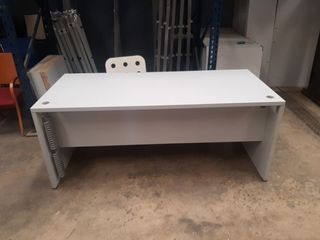 Mesa escritorio despacho con ala y faldón. Ref M62