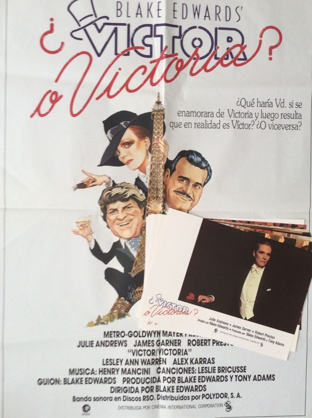 12 carteles originales.