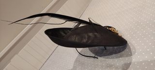 tocado ,pamela ,sinamay Negro  con plumas .