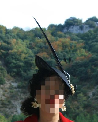 tocado ,pamela ,sinamay Negro  con plumas .