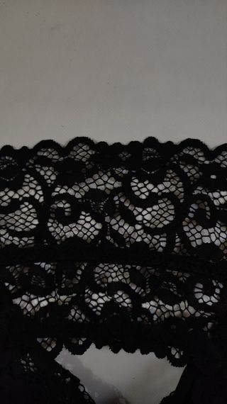 Top lencero escotado o sujetador negro de Oysho